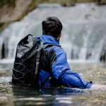Schwarzer wasserdichter Rucksack für längere Reisen und Abenteuer – Zulupack® Indy 40L