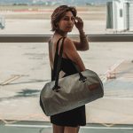 Kompakte wasserdichte Tasche für Sport und Reisen – Zulupack® Yoggy 16L IP65 Grau/Camel