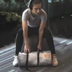 Kompakte wasserdichte Tasche für Sport und Reisen – Zulupack® Yoggy 16L IP65 Grau/Camel