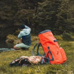 Oranger wasserdichter Rucksack für Mehrtagestouren und Wassersport – Zulupack® Nomad 35L IP67