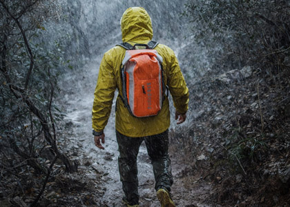 Wandern bei Regen – So bleibt Ihre Ausrüstung trocken